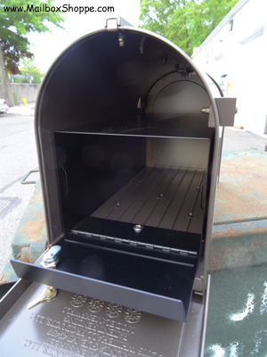 Capital mailbox locking insert