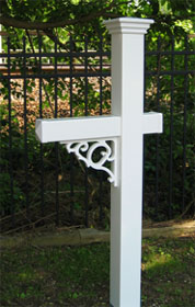 Vinyl post with vinyl decorative bracket